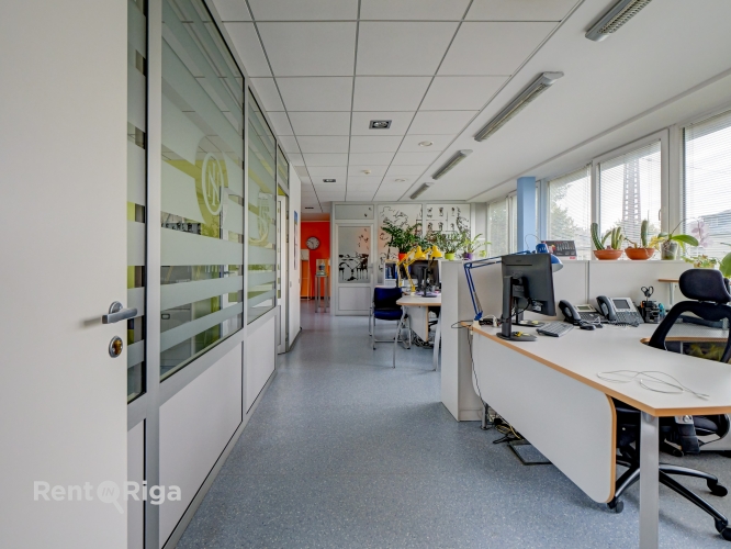 Sludinājumi. Birojs pie \'Dominas\'.  Ēka atrodas 2 kvartālu attālumā no tirdzniecibas centra \'Domina\'.  Gaišas, Cena: 1348 EUR/mēn Foto #9