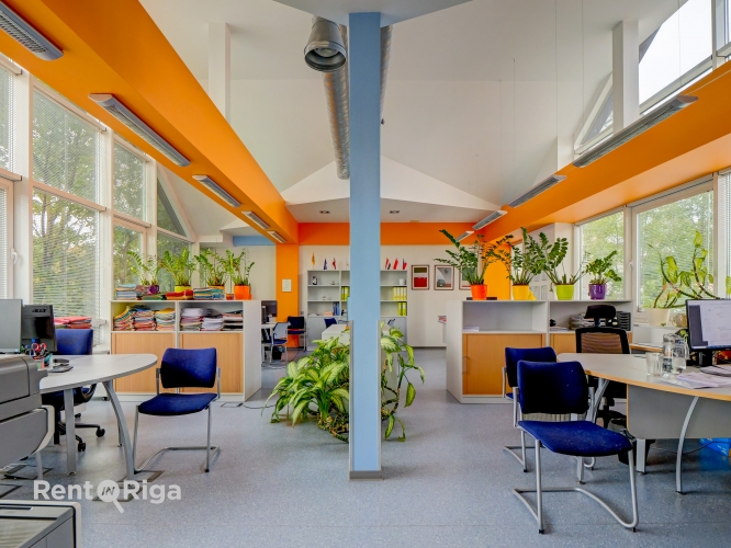 Sludinājumi. Birojs pie \'Dominas\'.  Ēka atrodas 2 kvartālu attālumā no tirdzniecibas centra \'Domina\'.  Gaišas, Cena: 1348 EUR/mēn Foto #3