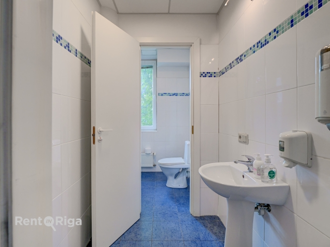 Sludinājumi. Birojs pie \'Dominas\'.  Ēka atrodas 2 kvartālu attālumā no tirdzniecibas centra \'Domina\'.  Gaišas, Cena: 464 EUR/mēn Foto #5