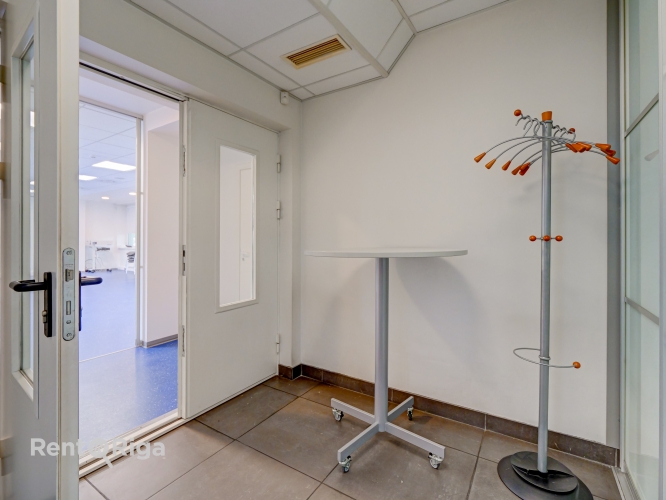 Sludinājumi. Birojs pie \'Dominas\'.  Ēka atrodas 2 kvartālu attālumā no tirdzniecibas centra \'Domina\'.  Gaišas, Cena: 464 EUR/mēn Foto #7