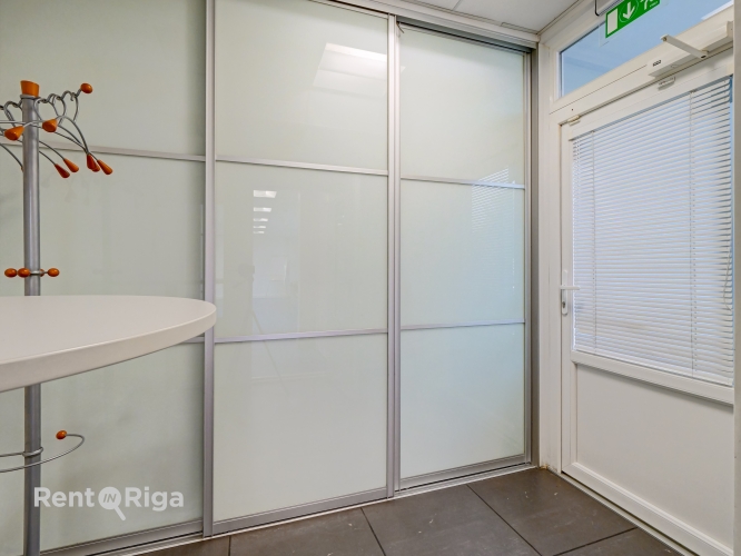 Sludinājumi. Birojs pie \'Dominas\'.  Ēka atrodas 2 kvartālu attālumā no tirdzniecibas centra \'Domina\'.  Gaišas, Cena: 464 EUR/mēn Foto #8