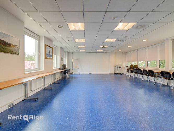 Sludinājumi. Birojs pie \'Dominas\'.  Ēka atrodas 2 kvartālu attālumā no tirdzniecibas centra \'Domina\'.  Gaišas, Cena: 464 EUR/mēn Foto #1