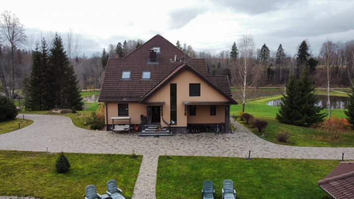 Sludinājumi. Pārdošanā fantastisks īpašums Līgatnē.   Uz vērienīgā 7,1 ha zemesgabala ierīkota 3- stāvu Cena: 550000 EUR Foto #3