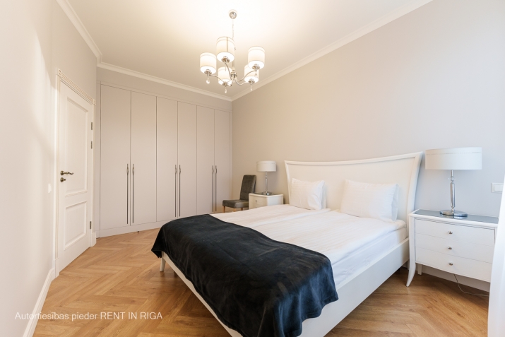 Sludinājumi. Piedāvājam īrēt ekskluzīvus 2-istabu apartamentus Rīgas centrā, jaunā rekonstruētā projektā Cena: 1250 EUR/mēn Foto #1