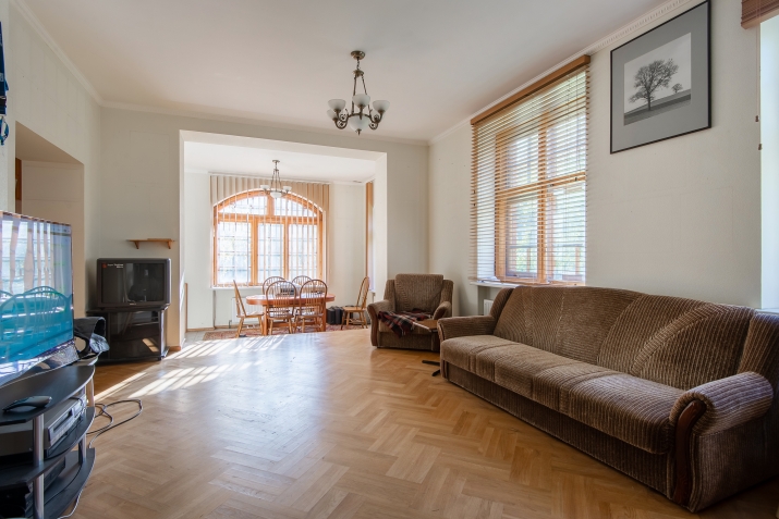 Sludinājumi. Pārdod plašu un saulainu īpašumu Priedkalnē pie Baltezera kanāla. Blakus mežam, uz 3594 m2 liela Cena: 330000 EUR Foto #1