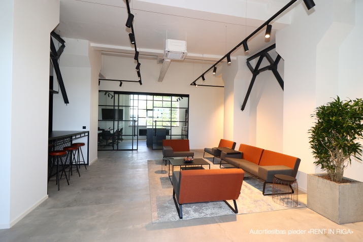 Sludinājumi. Tiek piedāvātas modernas biroja telpas nomai.   + Kādreizējās rūpnīcas Rīgas adītājs ēkas kļuvušas Cena: 6000 EUR/mēn Foto #2
