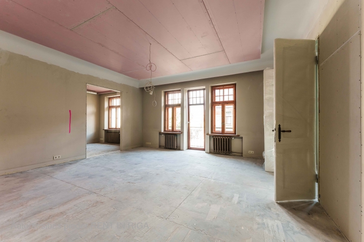 Sludinājumi. Pārdod dzīvokli Skolas ielā 22 ar fantastisku balkonu uz Skolas ielas pusi.  Dzīvoklis tiek Cena: 247500 EUR Foto #1