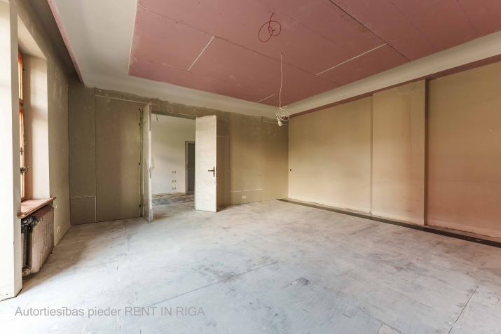 Sludinājumi. Pārdod dzīvokli Skolas ielā 22 ar fantastisku balkonu uz Skolas ielas pusi.  Dzīvoklis tiek Cena: 247500 EUR Foto #2