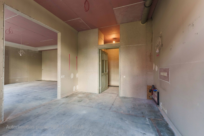 Sludinājumi. Pārdod dzīvokli Skolas ielā 22 ar fantastisku balkonu uz Skolas ielas pusi.  Dzīvoklis tiek Cena: 247500 EUR Foto #4