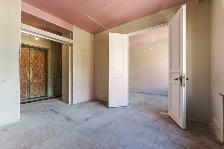 Sludinājumi. Pārdod dzīvokli Skolas ielā 22 ar fantastisku balkonu uz Skolas ielas pusi.  Dzīvoklis tiek Cena: 247500 EUR Foto #5