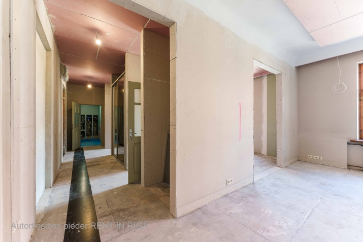 Sludinājumi. Pārdod dzīvokli Skolas ielā 22 ar fantastisku balkonu uz Skolas ielas pusi.  Dzīvoklis tiek Cena: 247500 EUR Foto #6