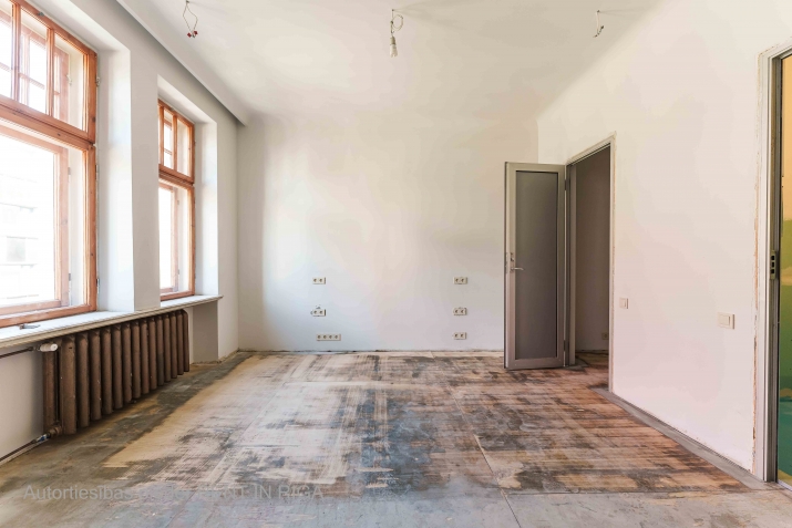 Sludinājumi. Pārdod dzīvokli Skolas ielā 22 ar fantastisku balkonu uz Skolas ielas pusi.  Dzīvoklis tiek Cena: 247500 EUR Foto #7