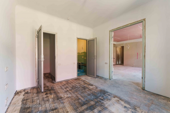 Sludinājumi. Pārdod dzīvokli Skolas ielā 22 ar fantastisku balkonu uz Skolas ielas pusi.  Dzīvoklis tiek Cena: 247500 EUR Foto #9