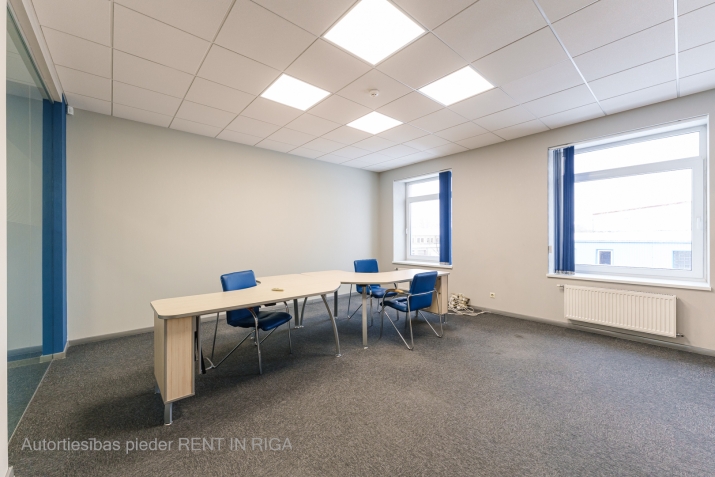 Объявление. Меблированный офис в ближайшей Пардаугаве.  - отремонтированное здание; - кабинетная планировка; - Цена: 1295 EUR/мес. Foto #4