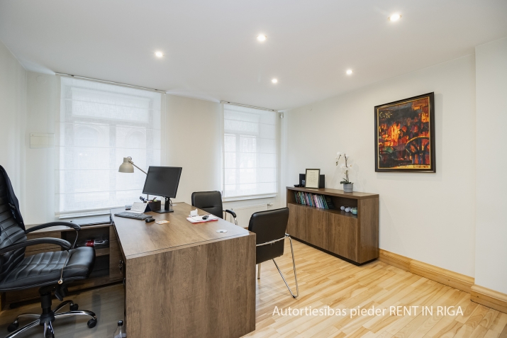 Объявление. Nomai tiek piedāvāts arhitektoniski pievilcīgs birojs Vecrīgā, pretī Doma laukumam ar kopējo Цена: 2136 EUR/мес. Foto #3