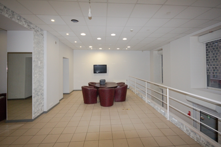 Объявление. Просторная коммерческая недвижимость на продажу на 2 этажах.  Недвижимость расположена на 2 этажах. Цена: 200000 EUR Foto #3