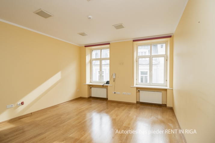 Объявление. Birojs ar kabinetu plānojumu prestižā un sakoptā namīpašumā Vecrīgā.  Ērta piebraukšana no Цена: 1034 EUR/мес. Foto #3