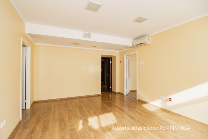 Объявление. Birojs ar kabinetu plānojumu prestižā un sakoptā namīpašumā Vecrīgā.  Ērta piebraukšana no Цена: 1034 EUR/мес. Foto #4