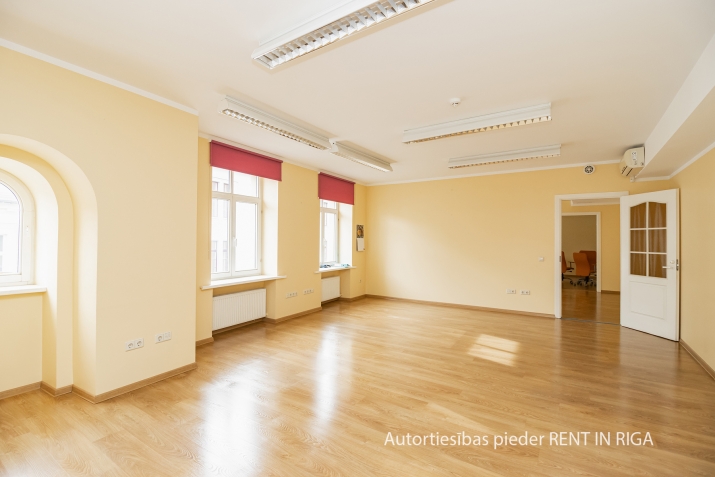 Объявление. Birojs ar kabinetu plānojumu prestižā un sakoptā namīpašumā Vecrīgā.  Ērta piebraukšana no Цена: 1034 EUR/мес. Foto #2