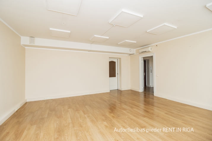 Объявление. Birojs ar kabinetu plānojumu prestižā un sakoptā namīpašumā Vecrīgā.  Ērta piebraukšana no Цена: 1034 EUR/мес. Foto #5