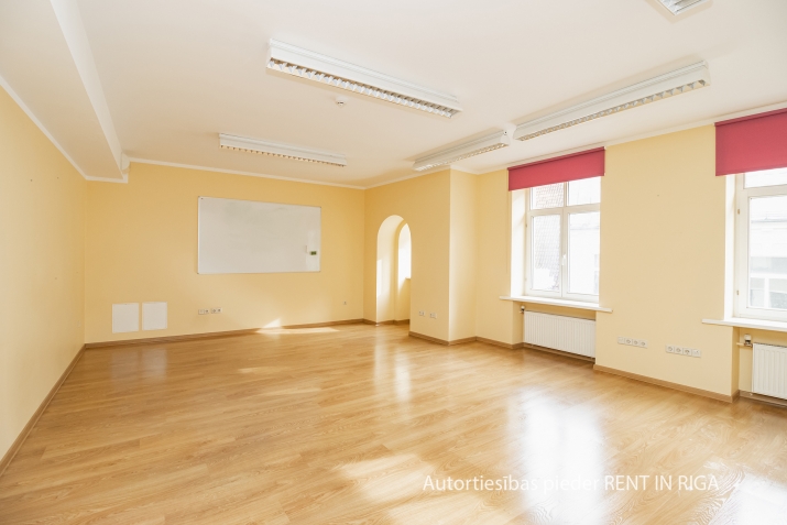 Объявление. Birojs ar kabinetu plānojumu prestižā un sakoptā namīpašumā Vecrīgā.  Ērta piebraukšana no Цена: 1034 EUR/мес. Foto #1