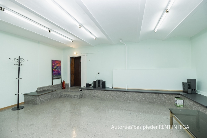 Sludinājumi. Tirdzniecības telpas 85 m2 platībā Valērijas Seiles ielā.  Telpās ir veikts remonts un ieklāta Cena: 250 EUR/mēn Foto #2