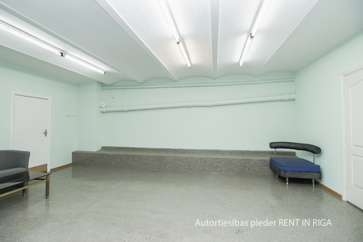 Sludinājumi. Tirdzniecības telpas 85 m2 platībā Valērijas Seiles ielā.  Telpās ir veikts remonts un ieklāta Cena: 250 EUR/mēn Foto #1