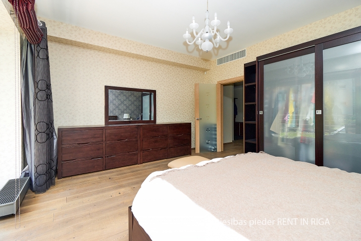 Sludinājumi. Tiek pārdots patiesi plašs un ērts dzīvoklis Dzintaros, šis dzīvoklis radīs īstu kurorta un Cena: 275000 EUR Foto #9