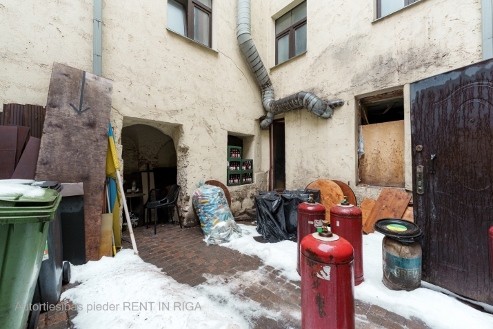 Sludinājumi. Telpas kafejnīcai vai bāram Vecrīgā.  Telpu plānojumā ietilpst viena lielā zāle ar ieeju uz Cena: 980 EUR/mēn Foto #5