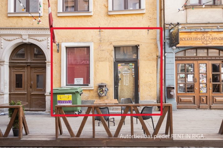 Sludinājumi. Telpas kafejnīcai vai bāram Vecrīgā.  Telpu plānojumā ietilpst viena lielā zāle ar ieeju uz Cena: 980 EUR/mēn Foto #1