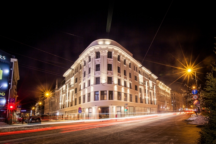 Sludinājumi. Tiek izīrēts 2 istabu dzīvoklis ar balkonu prestīžajā  Bibliotēkas nama ēkā. Ēka celta 1910.gadā Cena: 780 EUR/mēn Foto #1