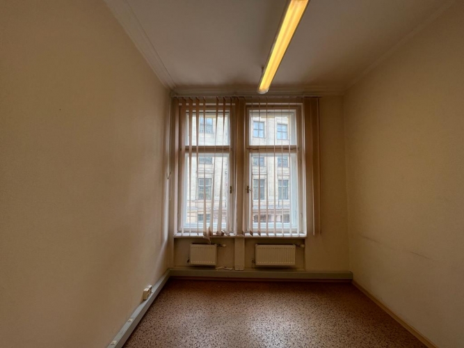 Sludinājumi. Iznomā biroja telpas vēsturiskajā \'Kaķu mājā\'.  + Lokācija; + tuvumā restorāni, kafejnīcas un Cena: 255 EUR/mēn Foto #5