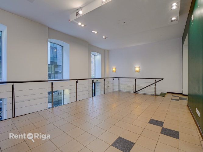 Sludinājumi. Gaišas telpas divos stāvos ar lieliem skatlogiem.  Iepriekš telpās atradās frizētava. Ir saskaņota Cena: 2400 EUR/mēn Foto #1