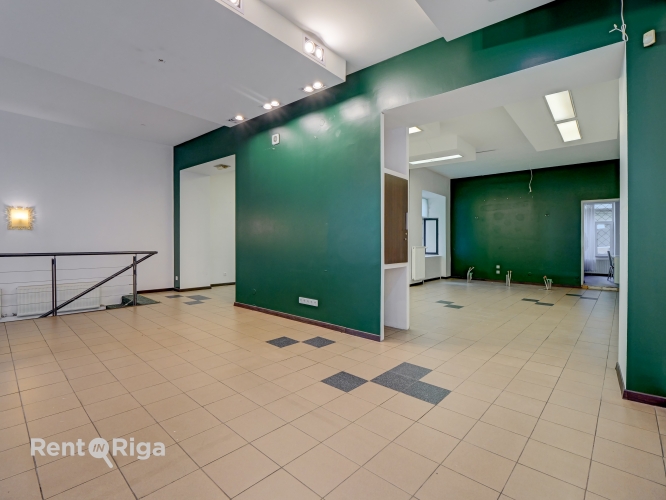 Sludinājumi. Gaišas telpas divos stāvos ar lieliem skatlogiem.  Iepriekš telpās atradās frizētava. Ir saskaņota Cena: 2400 EUR/mēn Foto #3