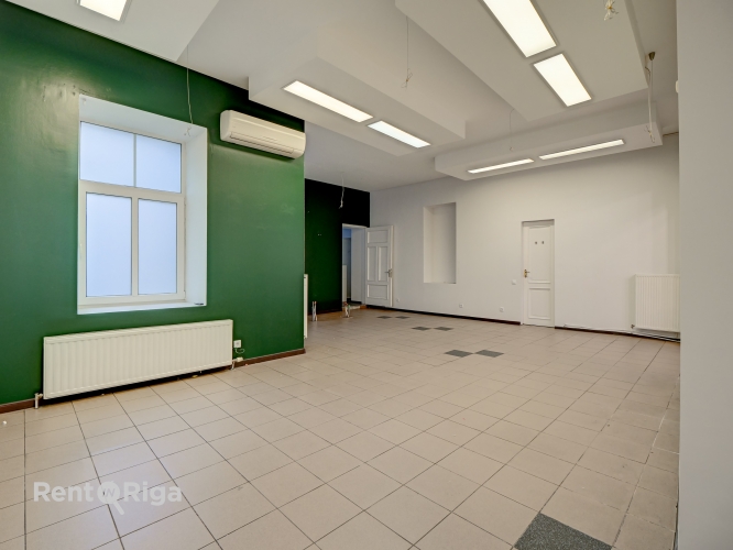 Sludinājumi. Gaišas telpas divos stāvos ar lieliem skatlogiem.  Iepriekš telpās atradās frizētava. Ir saskaņota Cena: 2400 EUR/mēn Foto #4