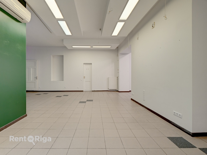 Sludinājumi. Gaišas telpas divos stāvos ar lieliem skatlogiem.  Iepriekš telpās atradās frizētava. Ir saskaņota Cena: 2400 EUR/mēn Foto #5