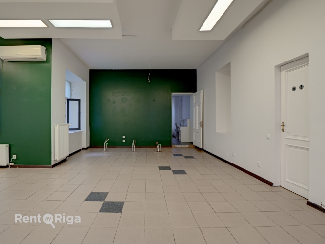 Sludinājumi. Gaišas telpas divos stāvos ar lieliem skatlogiem.  Iepriekš telpās atradās frizētava. Ir saskaņota Cena: 2400 EUR/mēn Foto #8