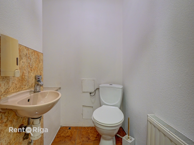 Sludinājumi. Gaišas telpas divos stāvos ar lieliem skatlogiem.  Iepriekš telpās atradās frizētava. Ir saskaņota Cena: 2400 EUR/mēn Foto #9