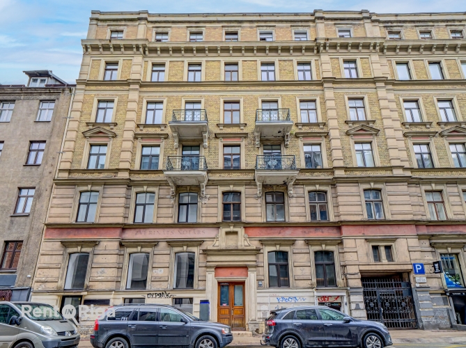 Sludinājumi. Gaišas telpas divos stāvos ar lieliem skatlogiem.  Iepriekš telpās atradās frizētava. Ir saskaņota Cena: 2400 EUR/mēn Foto #2