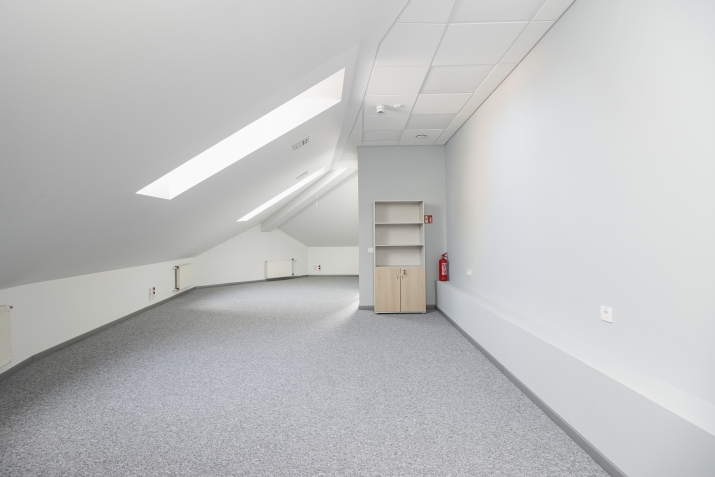 Объявление. Просторный офис мансардного типа в удобном месте на улице Смилшу 7.  Общая площадь офиса 408,4м2  Цена: 2738 EUR/мес. Foto #9