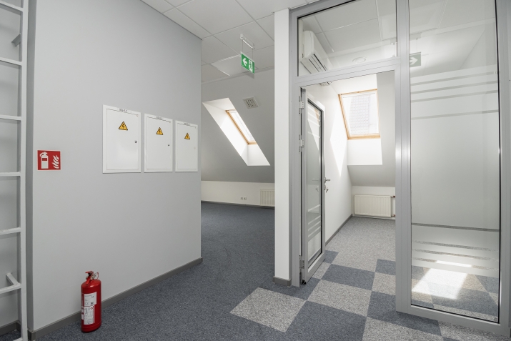 Объявление. Просторный офис мансардного типа в удобном месте на улице Смилшу 7.  Общая площадь офиса 408,4м2  Цена: 2738 EUR/мес. Foto #8