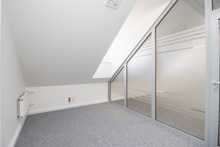 Объявление. Просторный офис мансардного типа в удобном месте на улице Смилшу 7.  Общая площадь офиса 408,4м2  Цена: 2738 EUR/мес. Foto #4