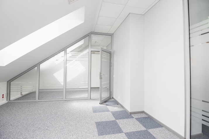 Объявление. Просторный офис мансардного типа в удобном месте на улице Смилшу 7.  Общая площадь офиса 408,4м2  Цена: 2738 EUR/мес. Foto #5