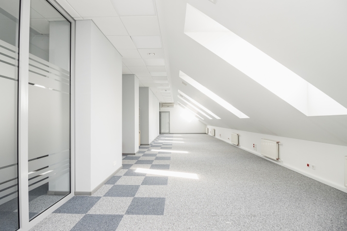 Объявление. Просторный офис мансардного типа в удобном месте на улице Смилшу 7.  Общая площадь офиса 408,4м2  Цена: 2738 EUR/мес. Foto #3