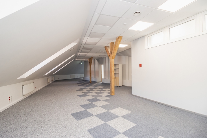 Объявление. Просторный офис мансардного типа в удобном месте на улице Смилшу 7.  Общая площадь офиса 408,4м2  Цена: 2738 EUR/мес. Foto #2