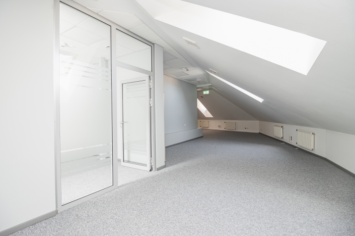 Объявление. Просторный офис мансардного типа в удобном месте на улице Смилшу 7.  Общая площадь офиса 408,4м2  Цена: 2738 EUR/мес. Foto #1