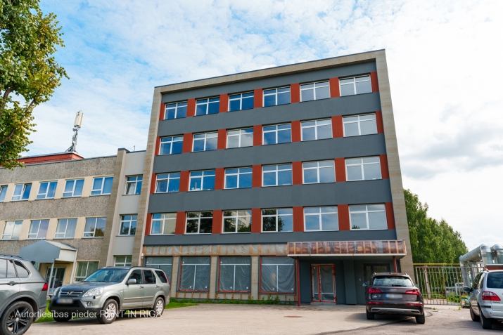Sludinājumi. Birojs renovētā ēkā Pļavniekos. 10 EUR/m2+ PVN, kuros iekļauti visi komunālie maksājumi. Telpas Cena: 2500 EUR/mēn Foto #1