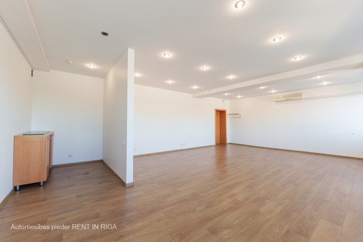 Sludinājumi. Biroja telpas biznes centrā \'Forums\'  Foto ir no līdzīgām telpām. + 1 telpa labā stāvoklī, aprīkota Cena: 295 EUR/mēn Foto #2