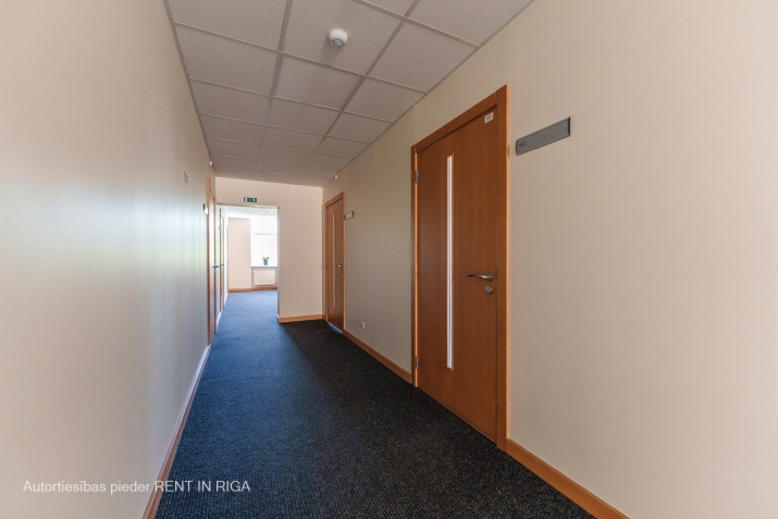 Sludinājumi. Biroja telpas biznes centrā \'Forums\'  Foto ir no līdzīgām telpām. + 1 telpa labā stāvoklī, aprīkota Cena: 295 EUR/mēn Foto #3