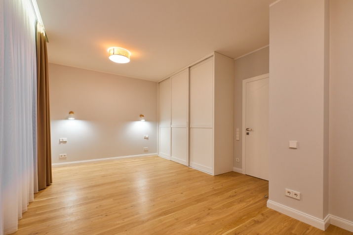 Sludinājumi. Ekskluzīvs dzīvokļis ar apdari un izeju uz teritoriju. Pārdomāts un ērts plānojums: plaša Cena: 468500 EUR Foto #9